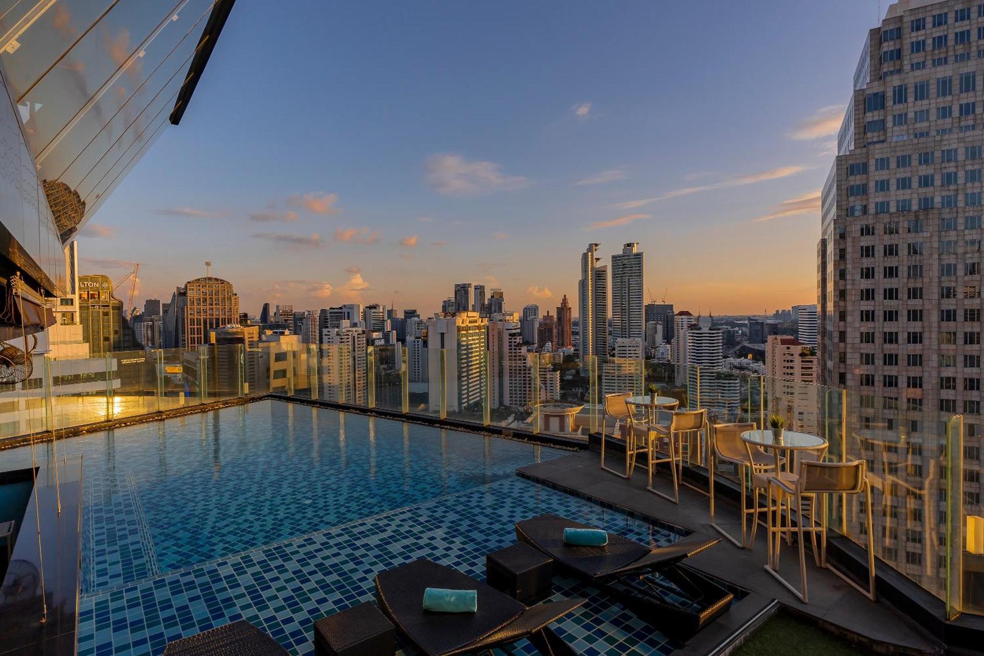 The Continent Hotel Sukhumvit - Asok Bts Бангкок Экстерьер фото View from the rooftop pool